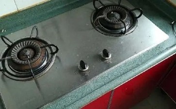 燃气灶面板上按钮打不着火,燃气灶的开关拧不动了怎么办
