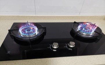 燃气灶边缝进水打不着火处理方法,煤气灶烧一会自动熄火