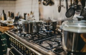 煤气灶打火一下后就灭了